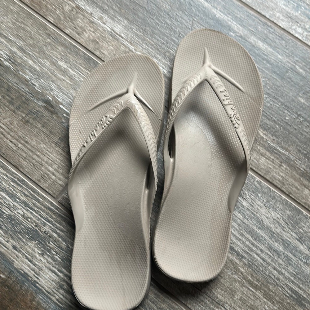 Woman’s Archie’s flip flops, new taupe color. Size 8  (39.5-40 eur) like new.
